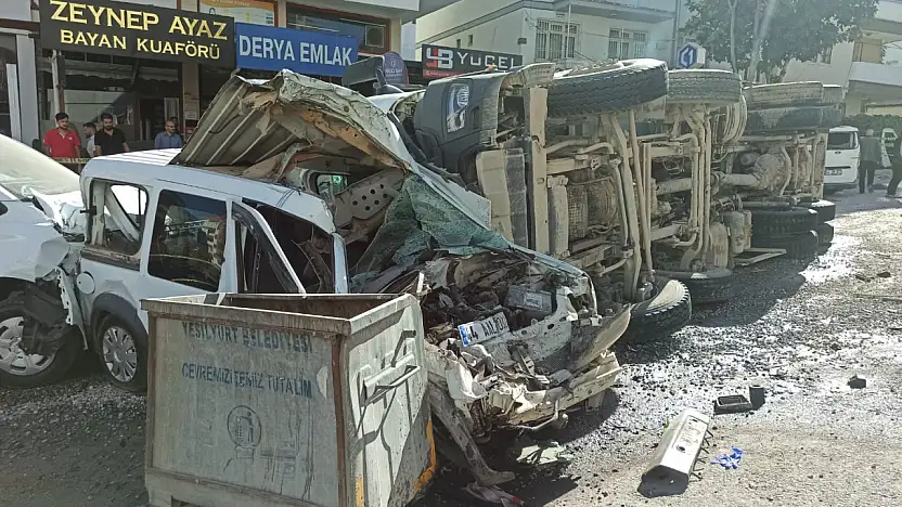 Paşaköşkü'nde Kaza Faciası: Kamyon Yol Kenarındaki Araçları Biçti