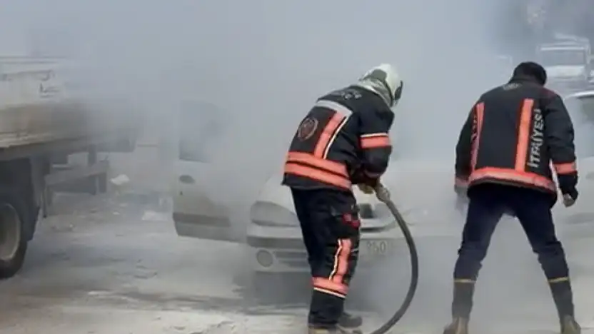 Sanayi Sitesinde Park Halindeki Araç Alev Aldı