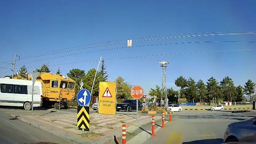 Saniyelerle Facia Atlatıldı! Bariyerler Açıldı, Tren Servisin Arasından Geçti