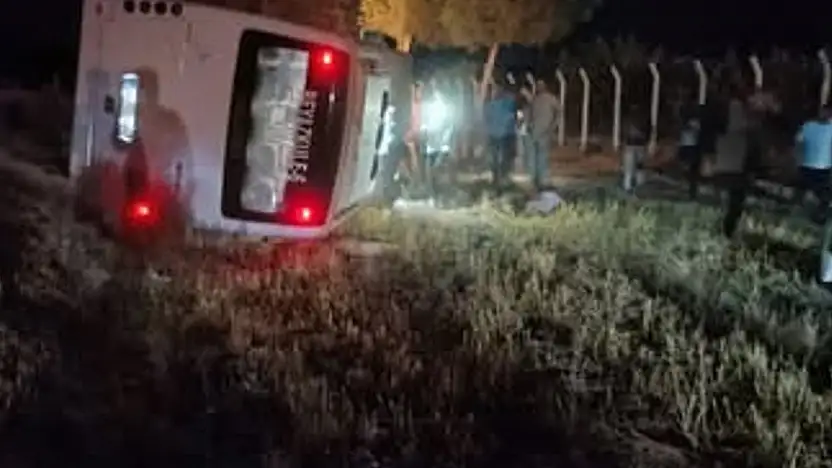 Şanlıurfa'da işçileri taşıyan servis aracı kaza yaptı: 15 yaralı