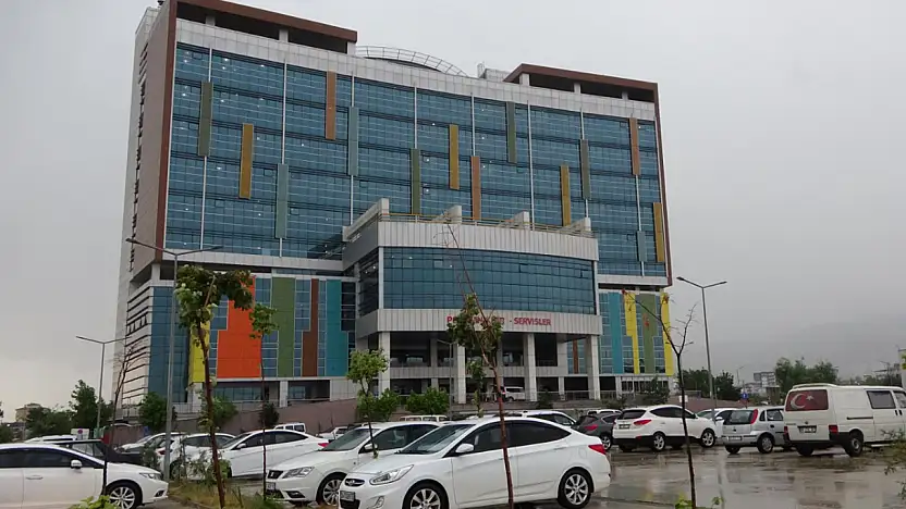 Şiddetli sağanak nedeniyle hastanenin tavanı çöktü