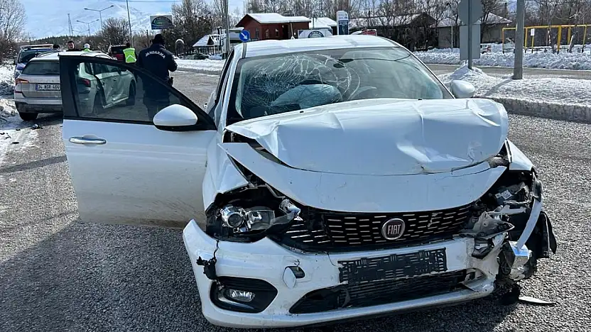Sürgü Mevkiinde Çift Araçlı Kaza: 3 Yaralı