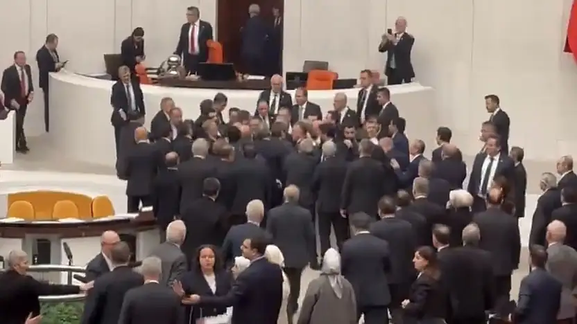 TBMM'de 'Maket Tabut' Gerginliği, En Düşük Emekli Aylığı 20 Bin TL Oldu