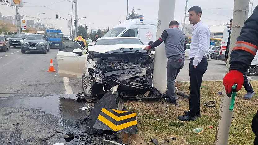 TÜVTÜRK Kavşağı'nda Kaza: Araç Trambüs Direğine Çarptı