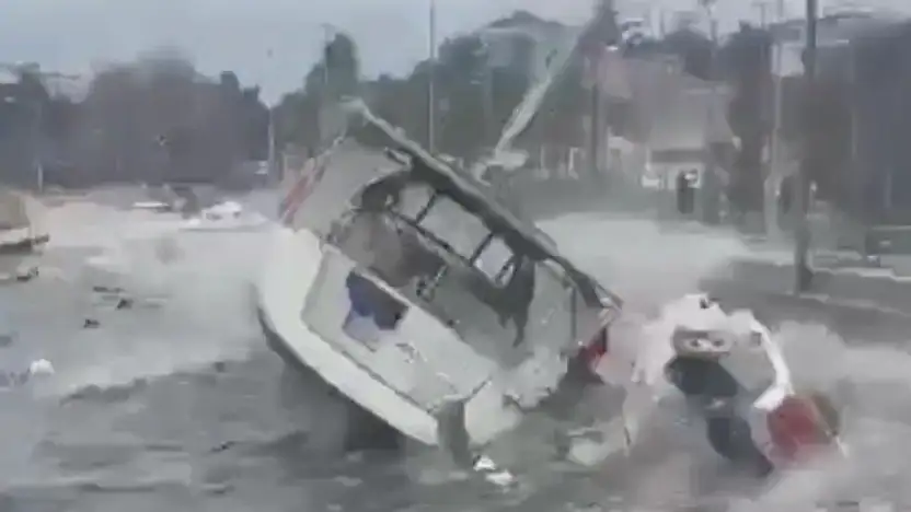 Tuzla Sahili Dalgalara Teslim Oldu