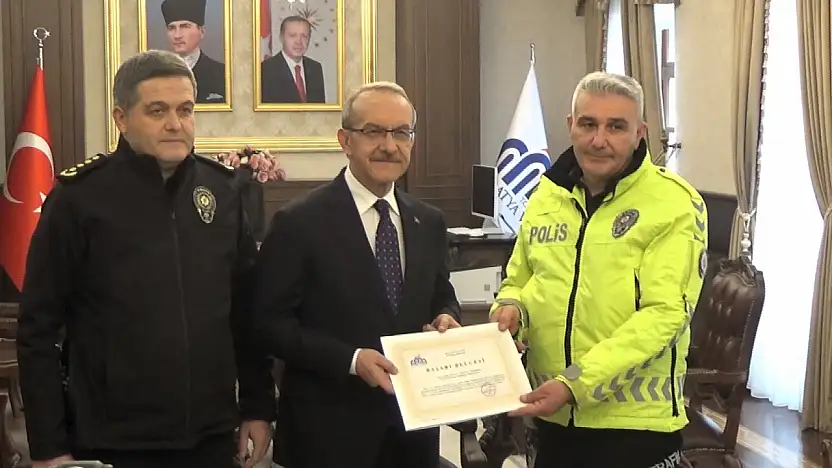 Üşüyen Çocuğa Kendi Çorabını Veren Polise Başarı Belgesi