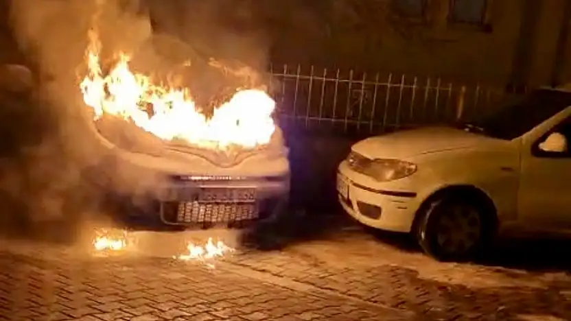 Vali Konağı Yakınlarında Park Halindeki Araç Alev Aldı