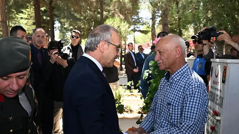Vali Yavuz, Arefe Günü Şehitliği Ziyaret Ederek Şehit Aileleriyle Bir Araya Geldi