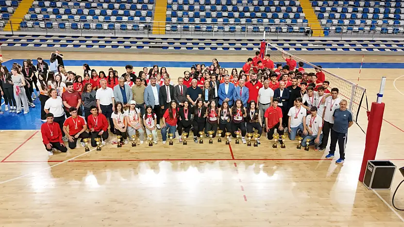Voleybol'da Kupalar Sahibini Buldu