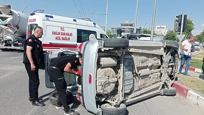 Yan yatan otomobilden sürücü yara almadan kurtuldu