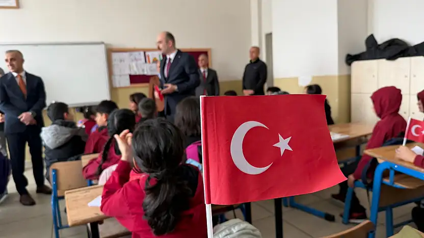 Yeni eğitim öğretim yılının ilk dersinde bayrak bilinci işlendi