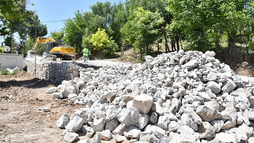 Yeşilyurt Belediyesi, Şahnahan'da Yol Güvenliği İçin Taş Duvar Çalışması Yapıyor