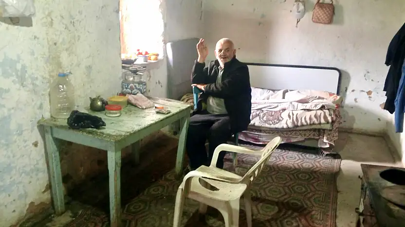 Yeşilyurt'ta 70 Yaşındaki Hüseyin Amca, Ağır Hasarlı Evinde Yaşam Mücadelesi Veriyor