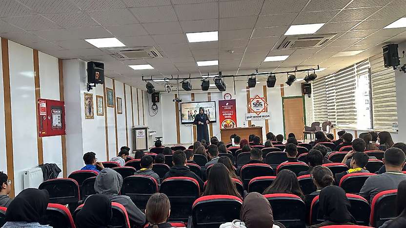 Yeşilyurt'ta 'Güvenli Aile, Güvenli Nesil' Eğitimleri Liselerde Devam Ediyor