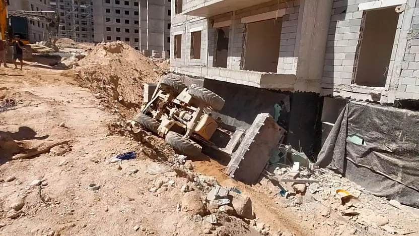 Yeşilyurt'ta İş Makinesi Devrildi: 24 Yaşındaki Operatör Hayatını Kaybetti