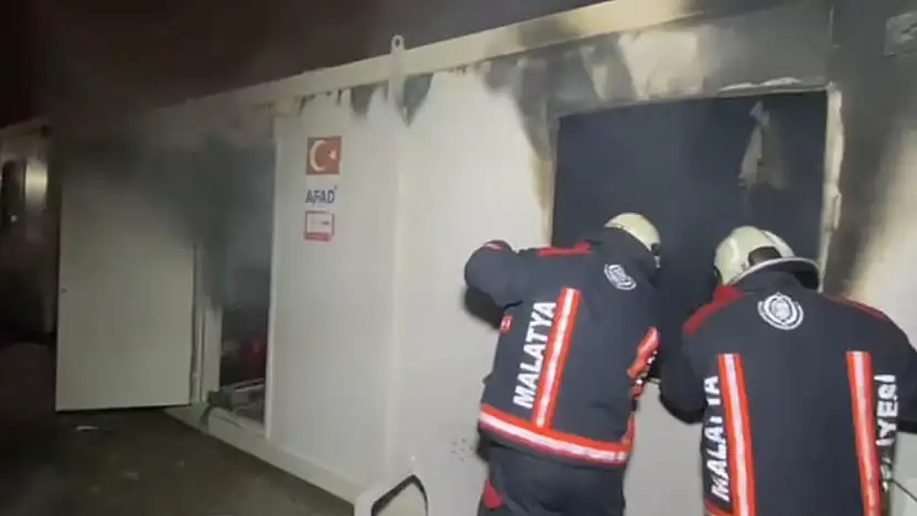 Yeşilyurt'taki Konteyner Kentte Yangın Korkuttu