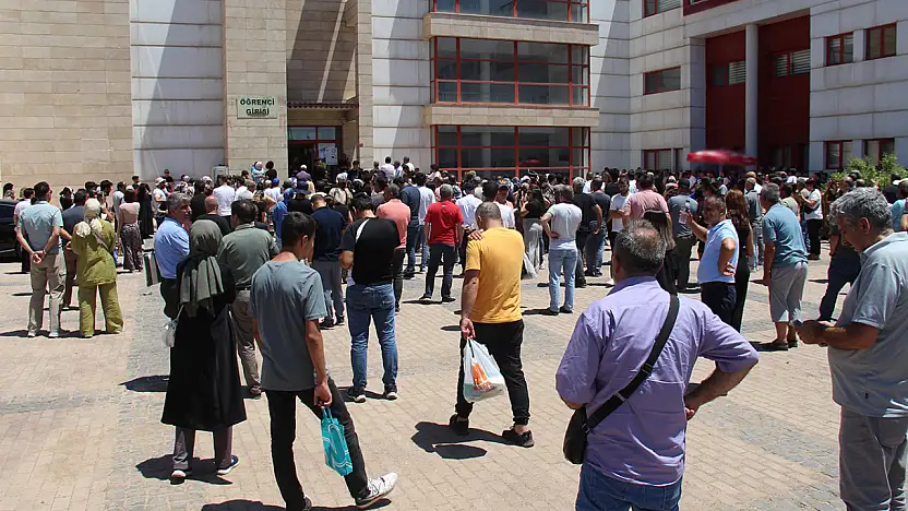 YKS devam ederken veliler heyecanlı: Her şey evlatlarımız için!
