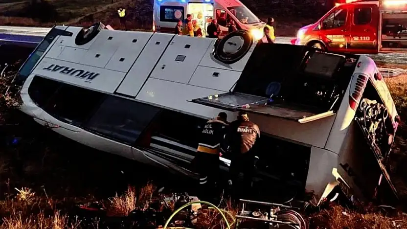 Yolcu otobüsü şarampole devrildi: 2 ölü, 21 yaralı