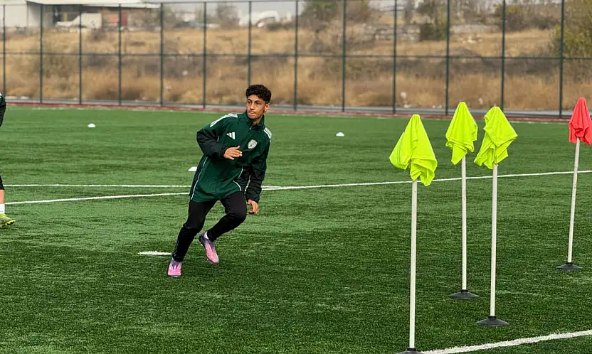 14 Yaşındaki Yetenek A Takım Sahnesinde: Emir Süleyman Ataş İlk Antrenmanına Çıktı