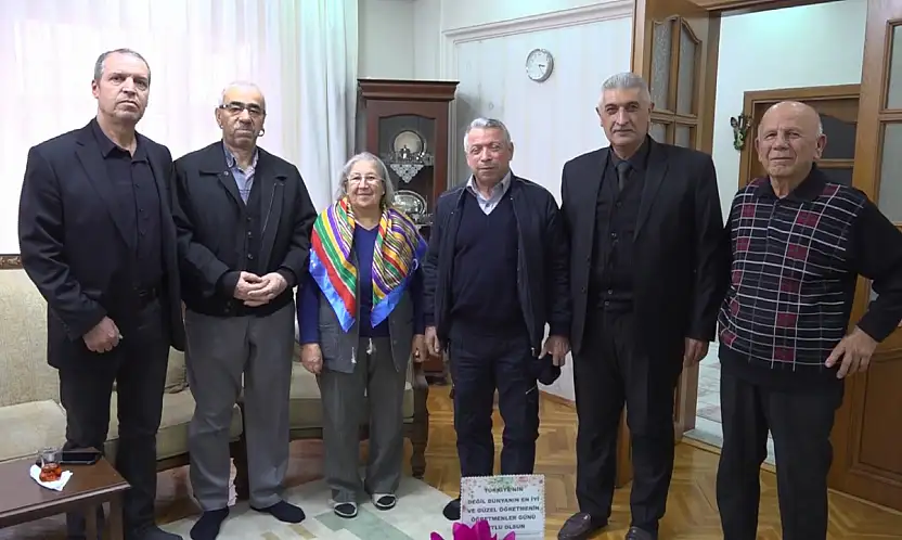 51 Yıl Sonra Duygusal Buluşma: Eski Öğrencilerinden Emekli Öğretmene Sürpriz Ziyaret