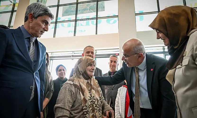88 Yaşında Okuma-Yazma Öğrendi, Kitap Fuarının Onur Konuğu Oldu