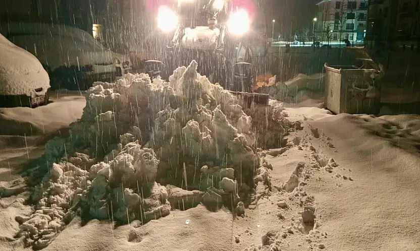 Akçadağ Belediyesi'nden Yoğun Kış Mesaisi: Ekipler Gece Gündüz Sahada