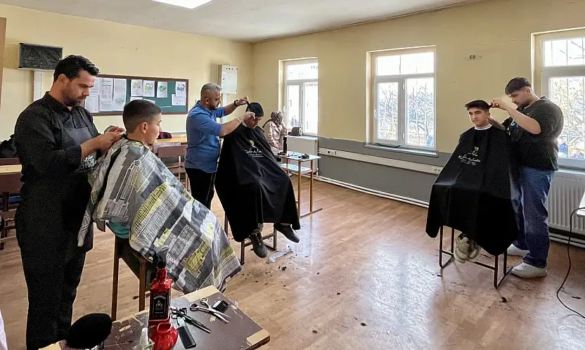 Akçadağ Levent'te Öğrencilere Anlamlı Destek: 80 Öğrenciye Ücretsiz Tıraş ve Kırtasiye Yardımı