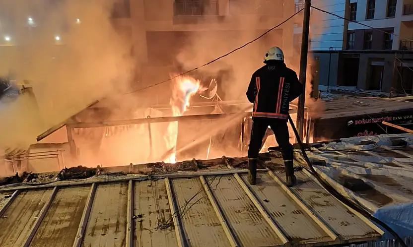 Akpınar Mahallesinde Gece Yarısı Çıkan Yangın Korkuttu