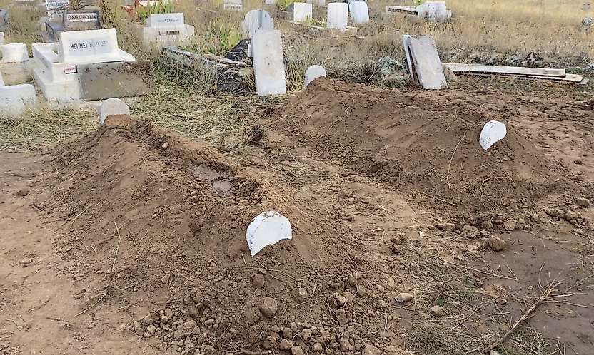 Anne ve Oğlu Yan Yana Toprağa Verildi: Aile İki Acıyı Birden Yaşadı