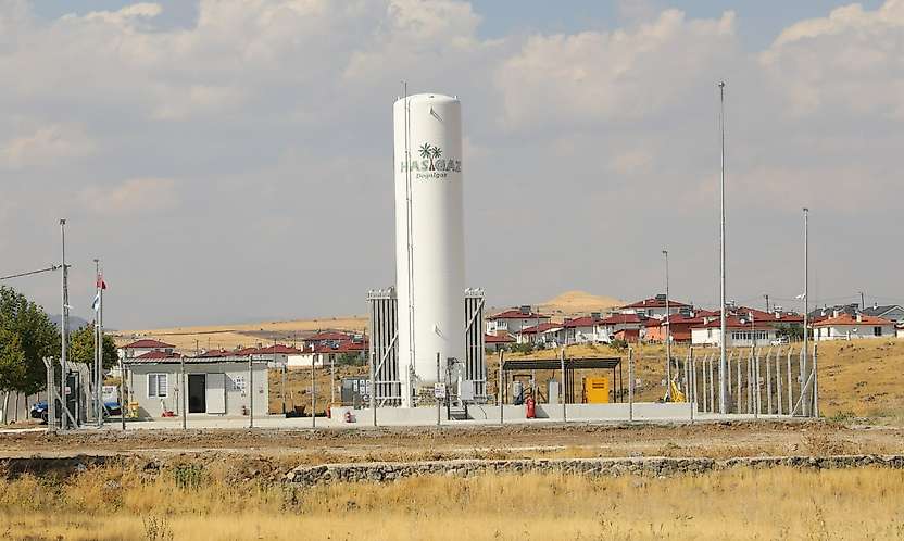 Arguvan'da Doğalgaz Çalışmalarına Katkı Sunan Güngör Ateş'e Teşekkür Plaketi