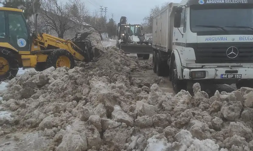 Arguvan'da Yoğun Kar ve Buzlanmaya Karşı Tuzlama Yapılıyor
