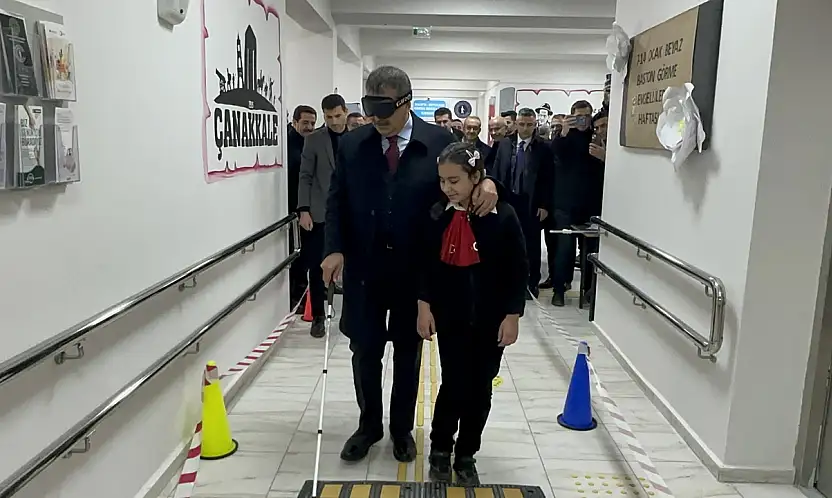 Bakan Tekin Malatya'da Görme Engelli Öğrencilerle Beyaz Bastonla Yürüdü