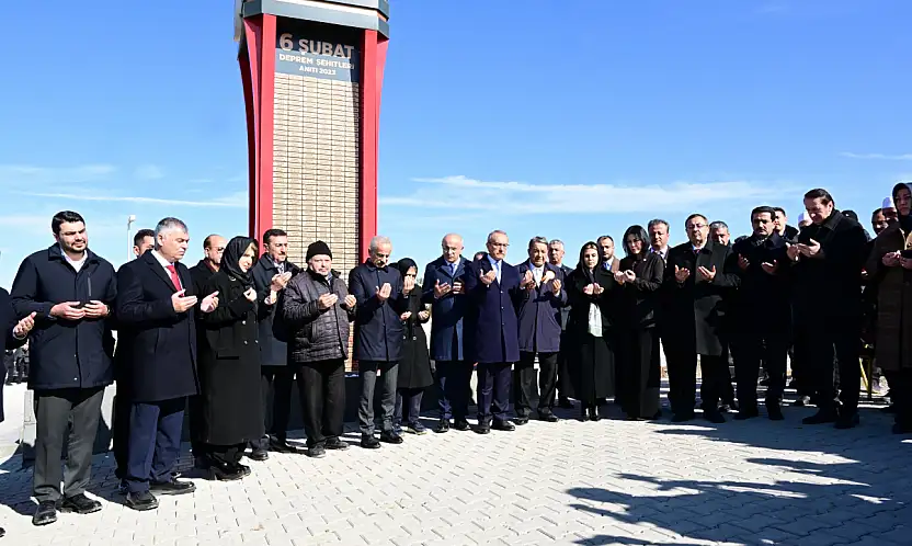 Bakan Uraloğlu'ndan Malatya'da Deprem Şehitliğine Ziyaret
