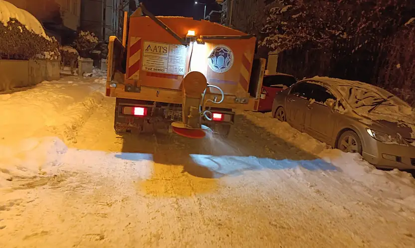 Battalgazi Belediyesi ekipleri tuzlama çalışmalarını aralıksız sürdürüyor