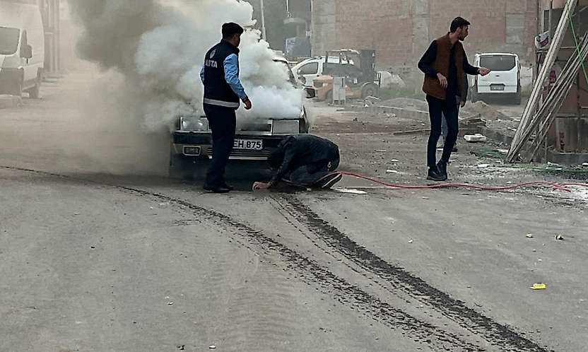 Battalgazi'de Araç Yangını! İlk Müdahale Zabıta Ekiplerinden