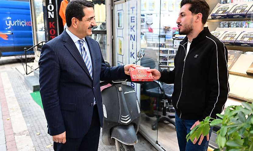 Battalgazi'de Cumhuriyet Bayramı'nda esnafa Türk bayrağı hediye edildi