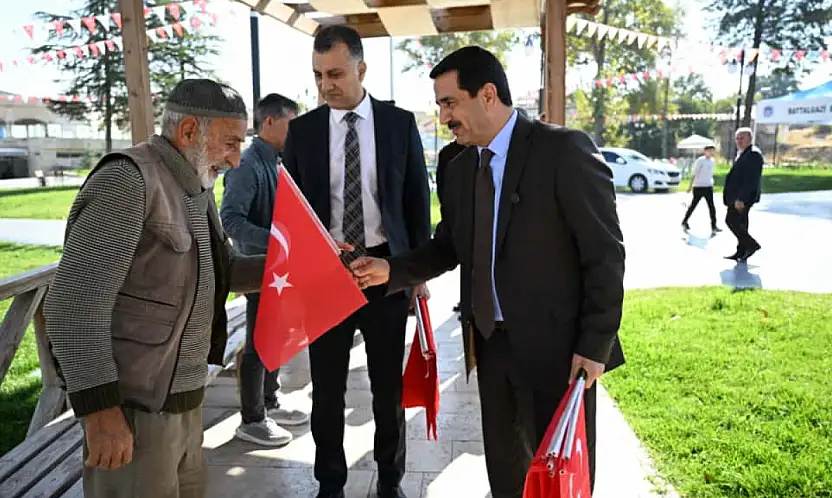 Battalgazi'de Cumhuriyet Coşkusu: Başkan Taşkın Vatandaşlara Türk Bayrağı Hediye Etti