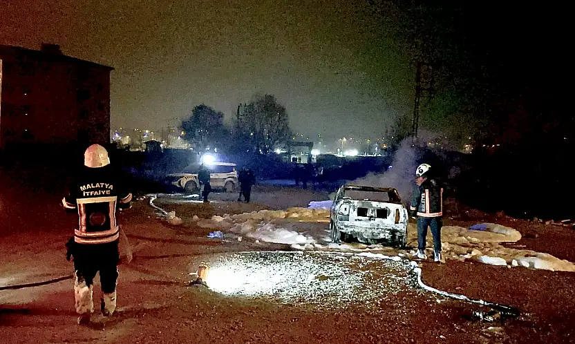 Boş Arazide Araç Yangını: Piknik Tüpü Son Anda Patlamadan Çıkarıldı