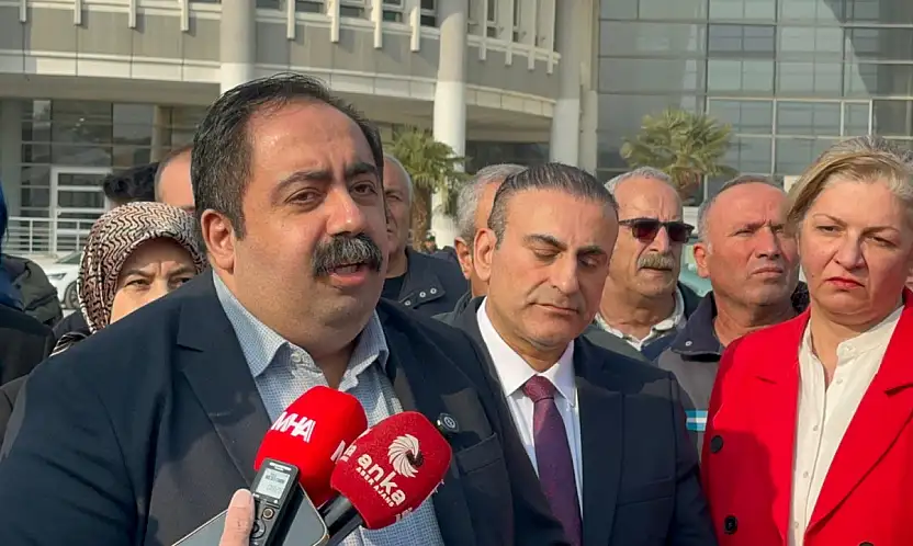 CHP'den Büyükşehir Belediyesi Önünde Kütüphane Açıklaması