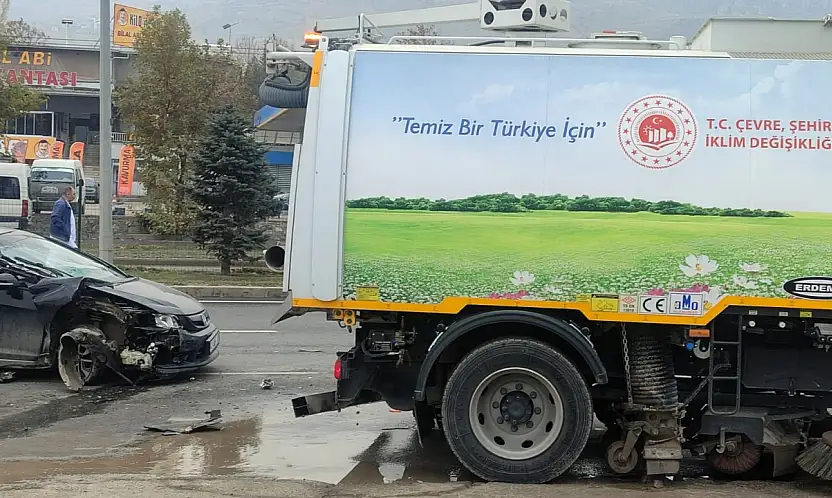 Çöp Kamyonuna Arkadan Çarptı, Ölümden Döndü