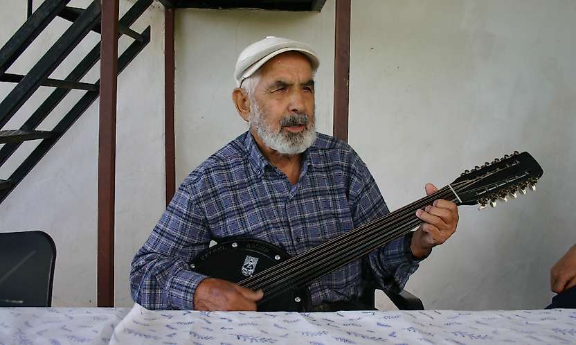 Cümbüş Ustası Kadir Durak, 90. Yaşını Sürpriz Pastayla Kutladı