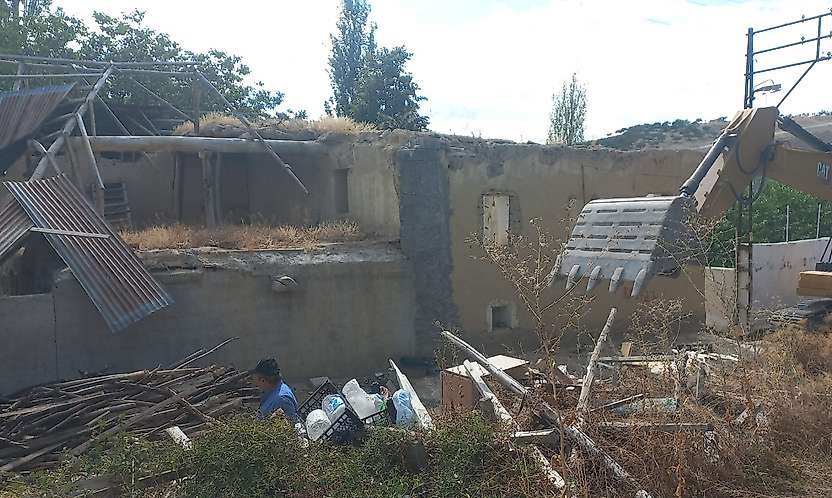 Darende'de Depremde Ağır Hasar Alan 3 Ev Yıkılıyor
