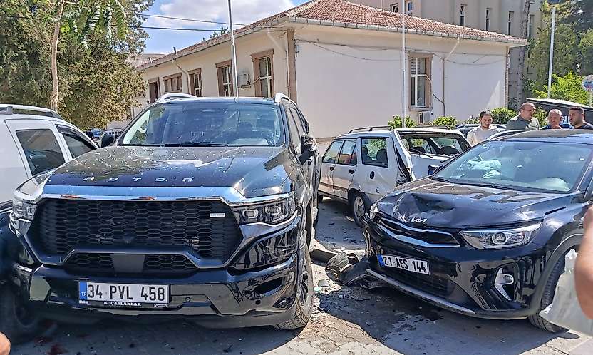 Darende'de Kontrolden Çıkan Araç 4 Park Halindeki Araca Çarptı