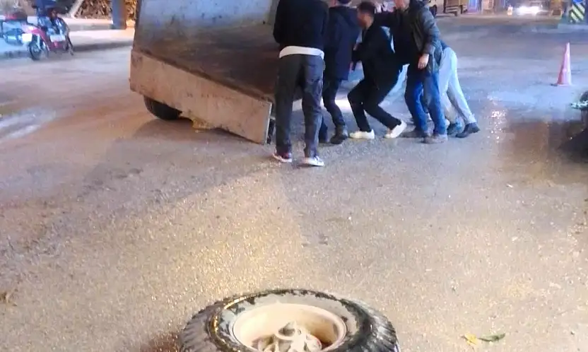 Dilek'te Bozulan Yollar Tepki Çekiyor: Traktörün Tekerleği Yerinden Fırladı