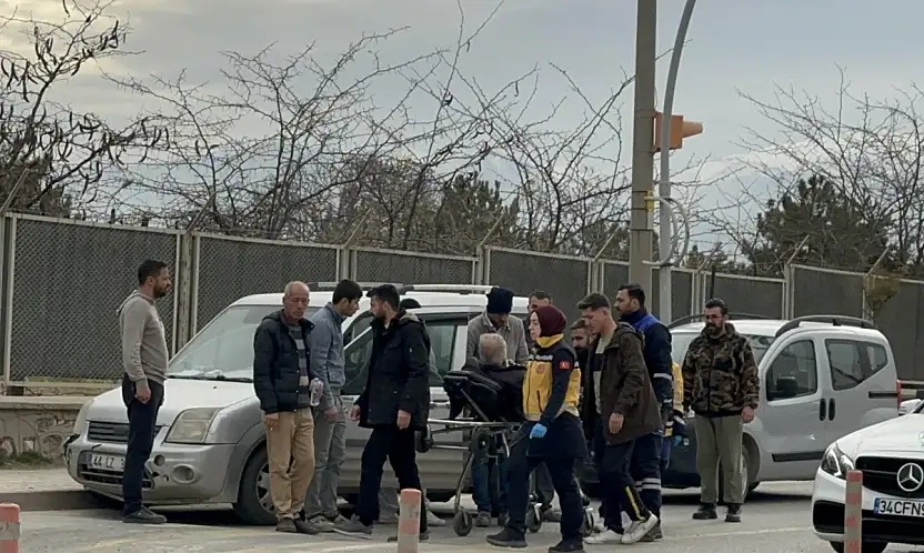 Direksiyon Başında Rahatsızlanan Sürücü Kaldırıma Çarptı