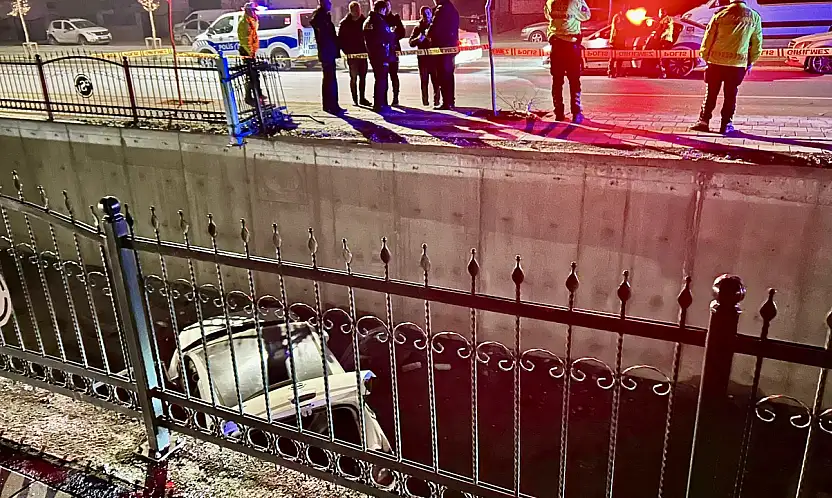 Direksiyon Hakimiyetini Kaybeden Sürücü Sulama Kanalına Uçtu