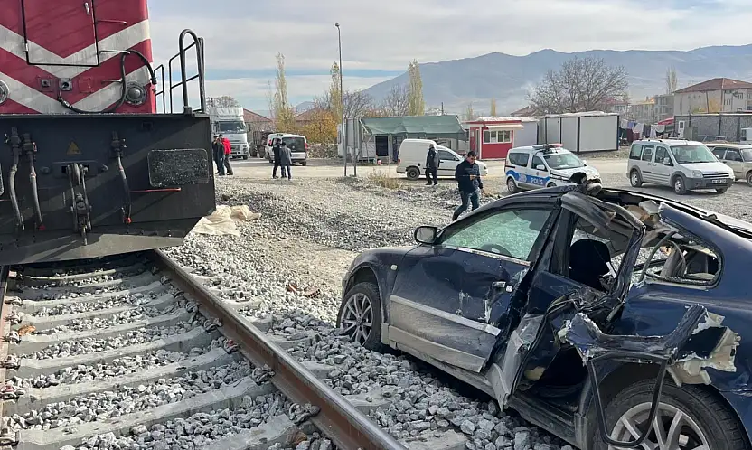 Doğanşehir'de Lokomotif Otomobile Çarptı: İki Kişi Mucizevi Şekilde Kurtuldu