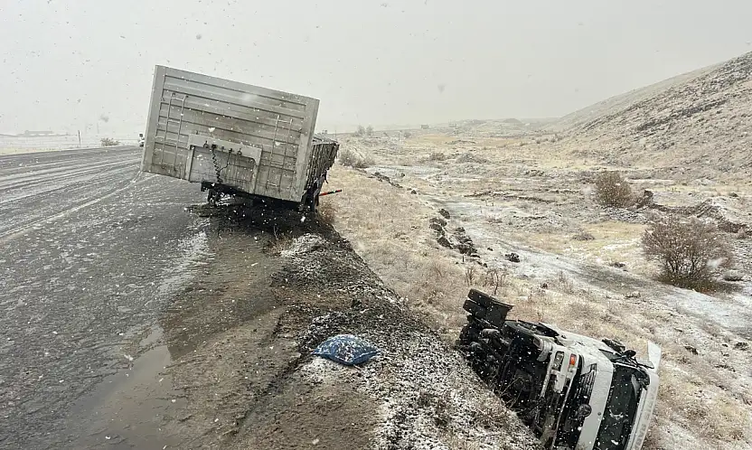 Doğanşehir'de Tır Şarampole Devrildi: 1 Yaralı