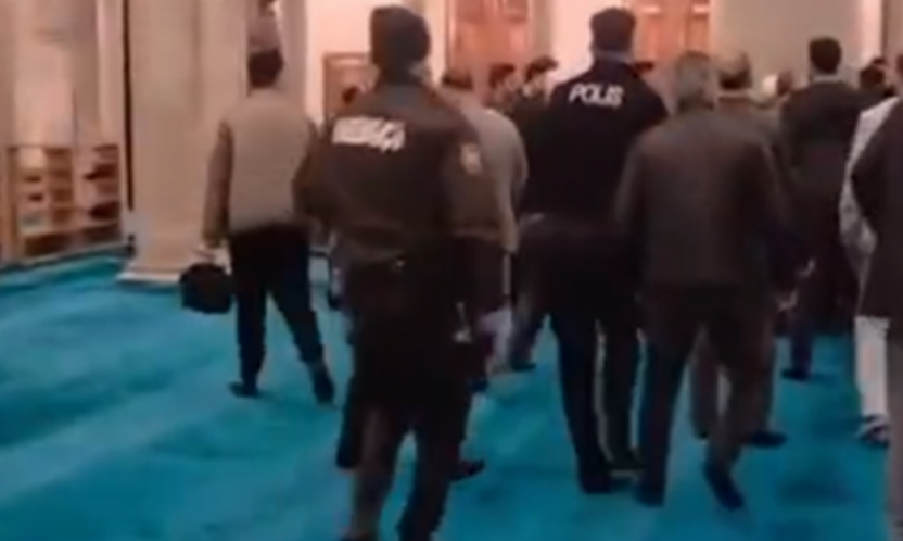 Eyüpsultan Camii'nde namaz sırasında silahlı tartışma: Havaya 4 el ateş edildi