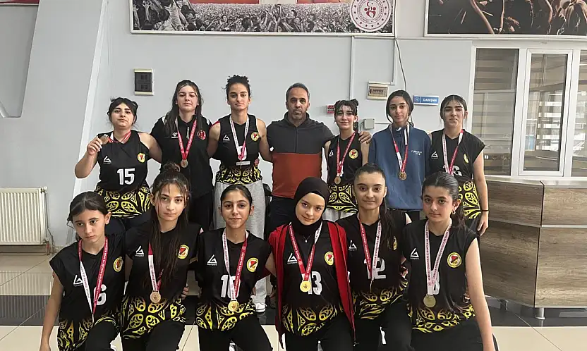 Gazi Ortaokulu'ndan Büyük Başarı: Yıldız Kızlar Voleybol Takımı Yarı Finallerde